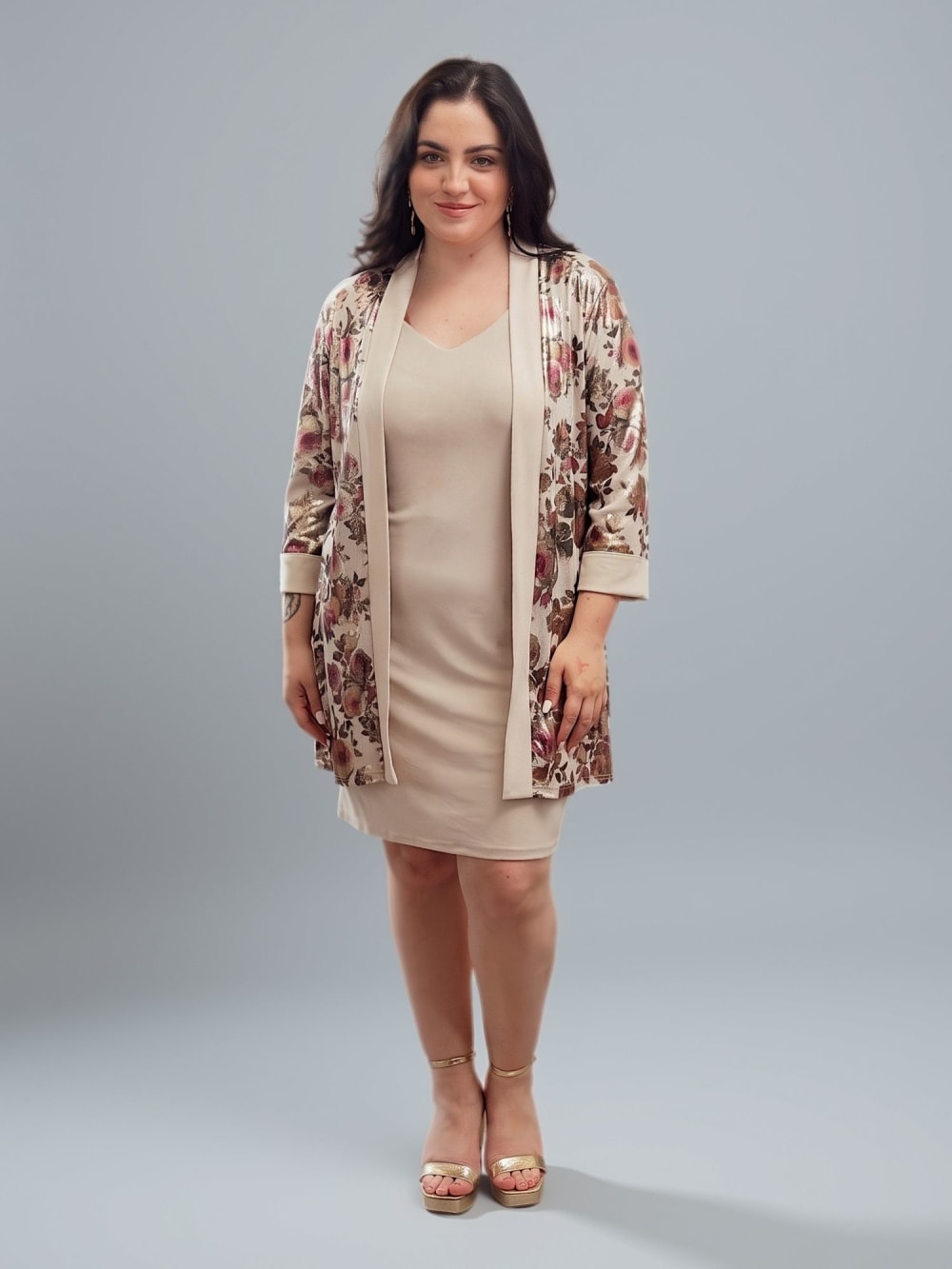 Conjunto de Madrina Beige — Vestido Liso y Saco Floral Metalizado
