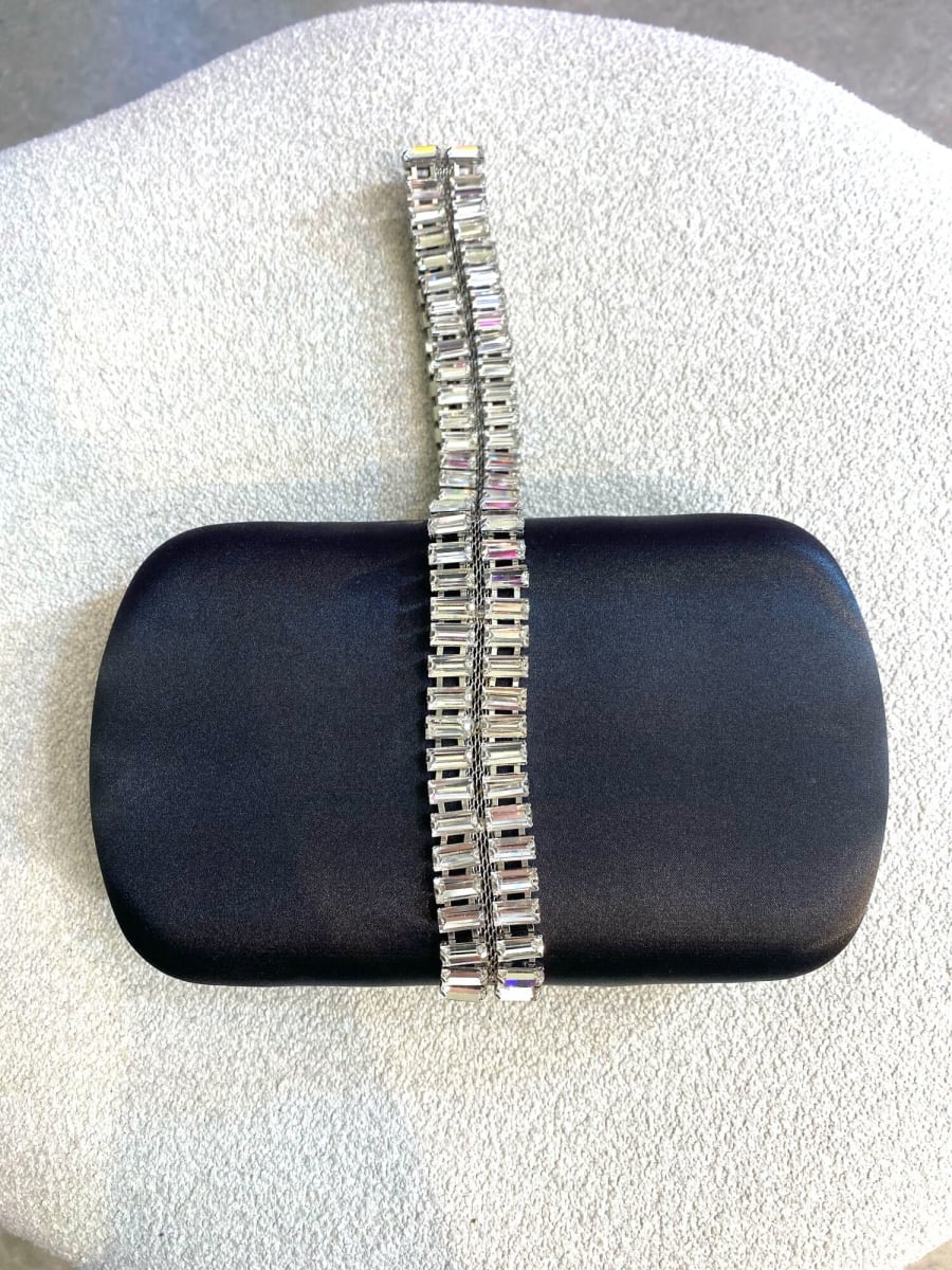 Clutch Negro con Agarre Plata del Medio