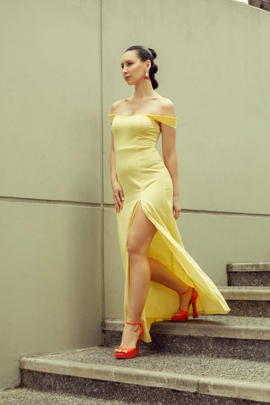 Vestido Amarillo Pastel con Tajo