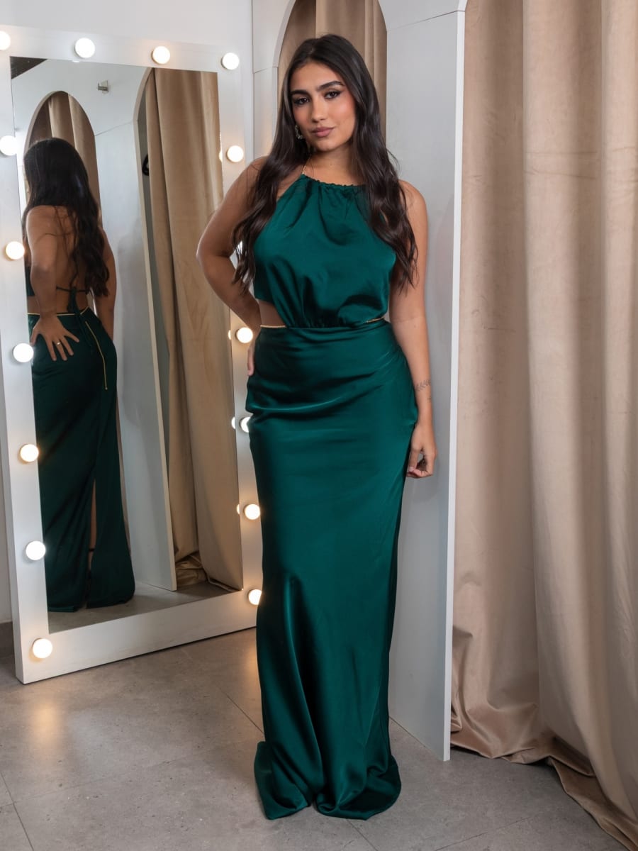 Vestido Esmeralda — Satén Verde con Cut-out y Cadena Dorada
