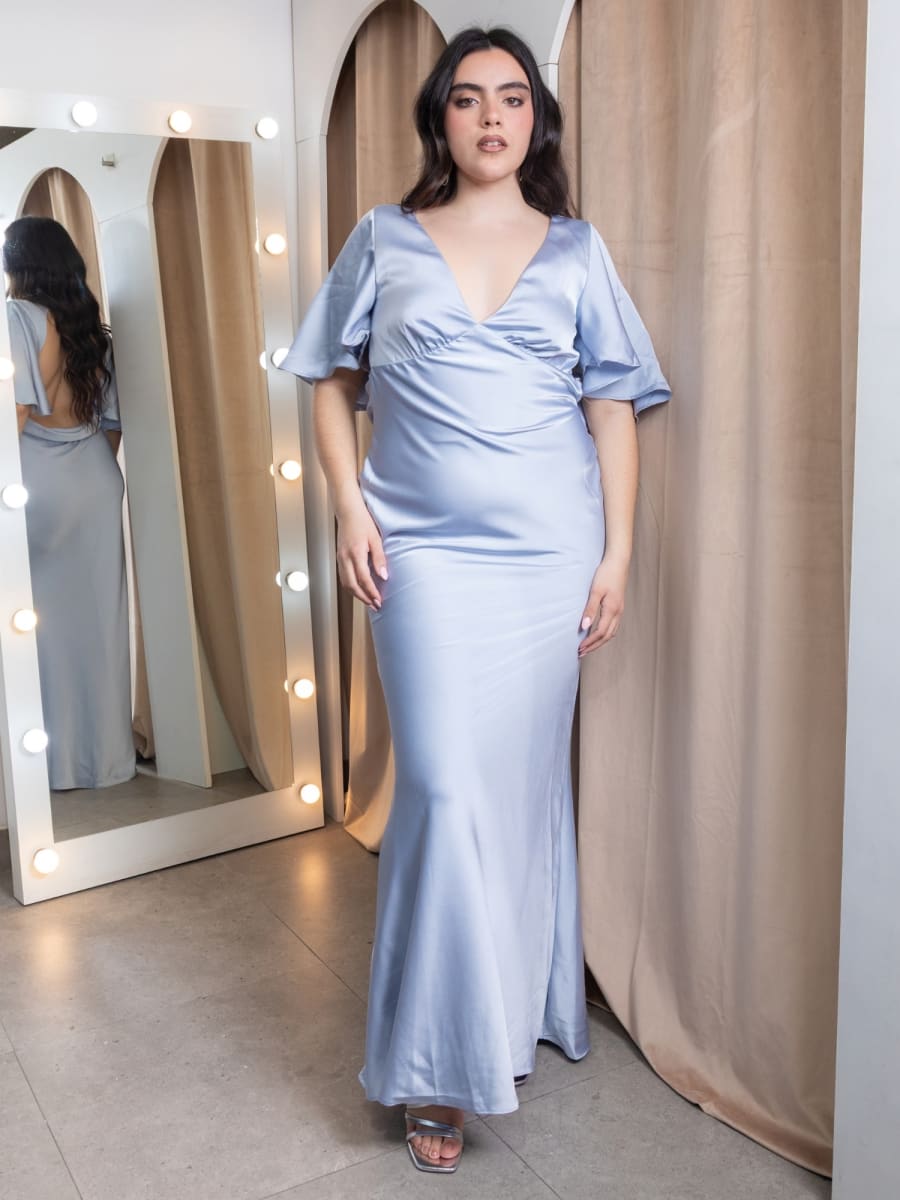 Vestido Glaciar — Satén Celeste con Manga Mariposa y Espalda Descubierta