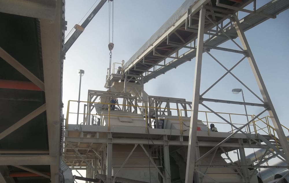 stone crusher with Encapsulation for dust absorbtion