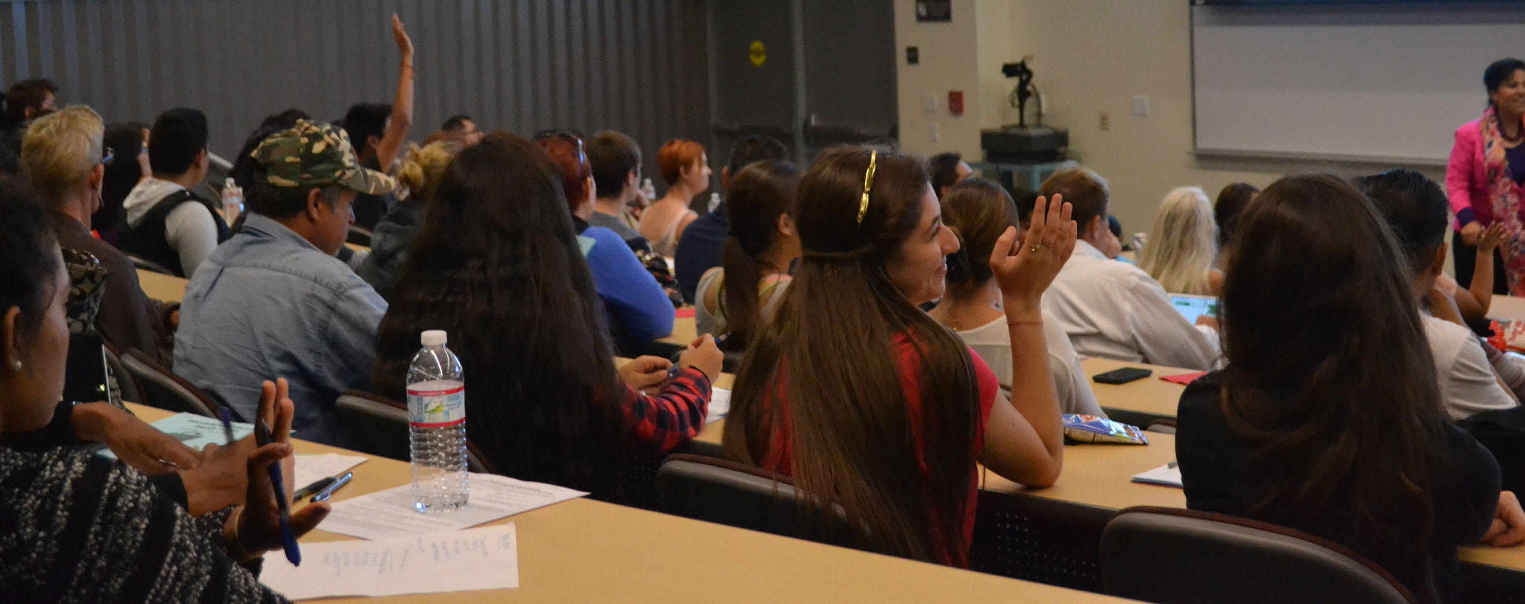 Quetzalmama workshop with engaged audience.