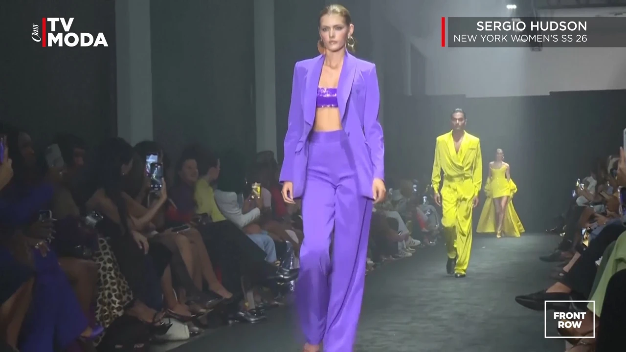 Sergio Hudson conquista la NYFW SS26 con una collezione audace e anni ’60