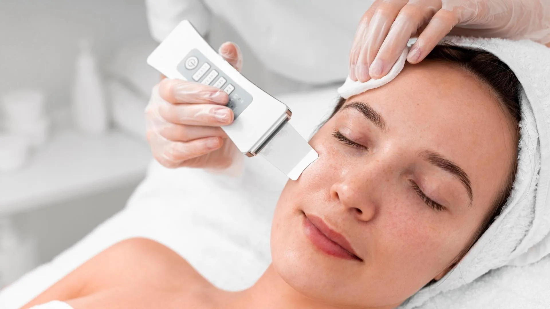 Peeling Químico vs. Exfoliación Mecánica: ¿Cuál es mejor para tu piel?