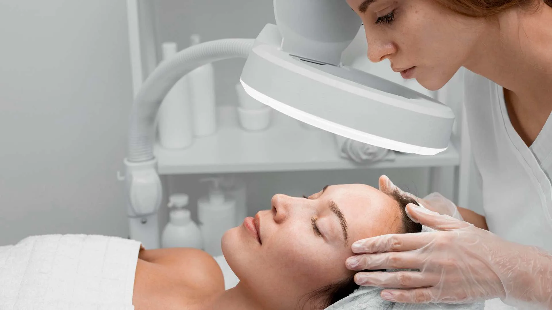 ¿Cuándo acudir a un dermatólogo? Señales de que tu piel necesita ayuda profesional
