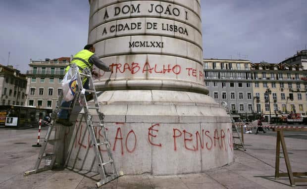 monuments-scribbling