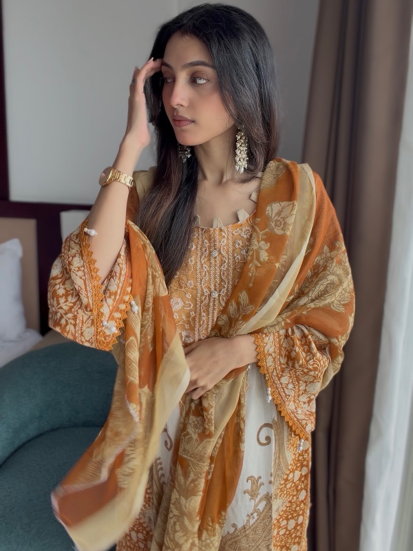 Golden Pakistani Suit [PC032]
