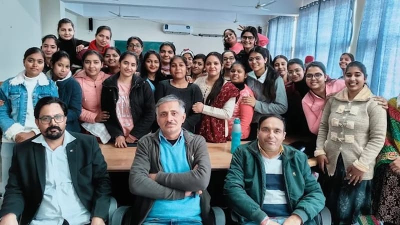 Digital Orra institute helping youth build careers through digital marketing, video editing, and graphics designing courses in Hindi.