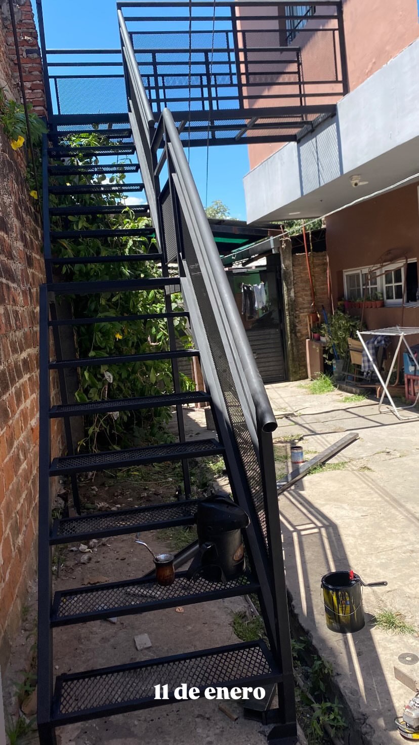 Escalera Metálica Exterior con Balcón — Formosa