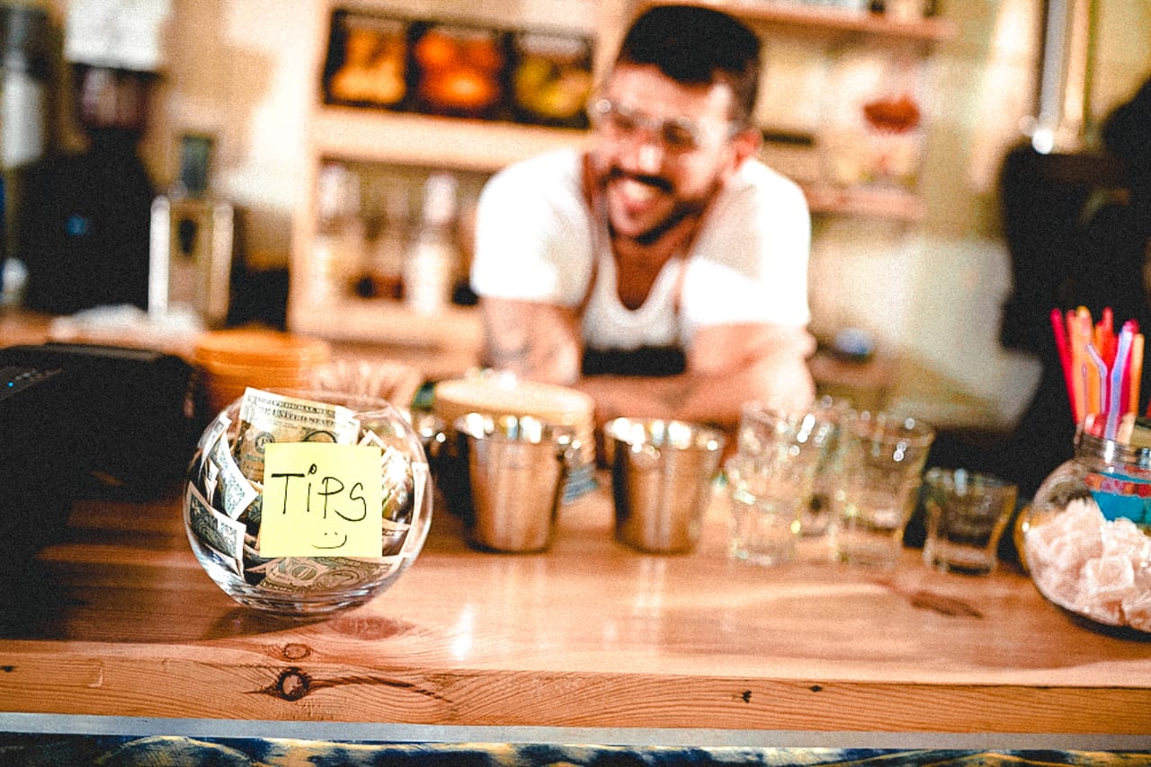 How to Pay Tipped Employees in a Restaurant