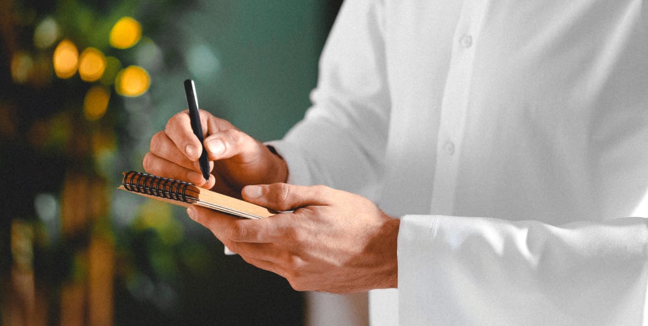 Restaurant Server Job Description- What to Include - Qwick
