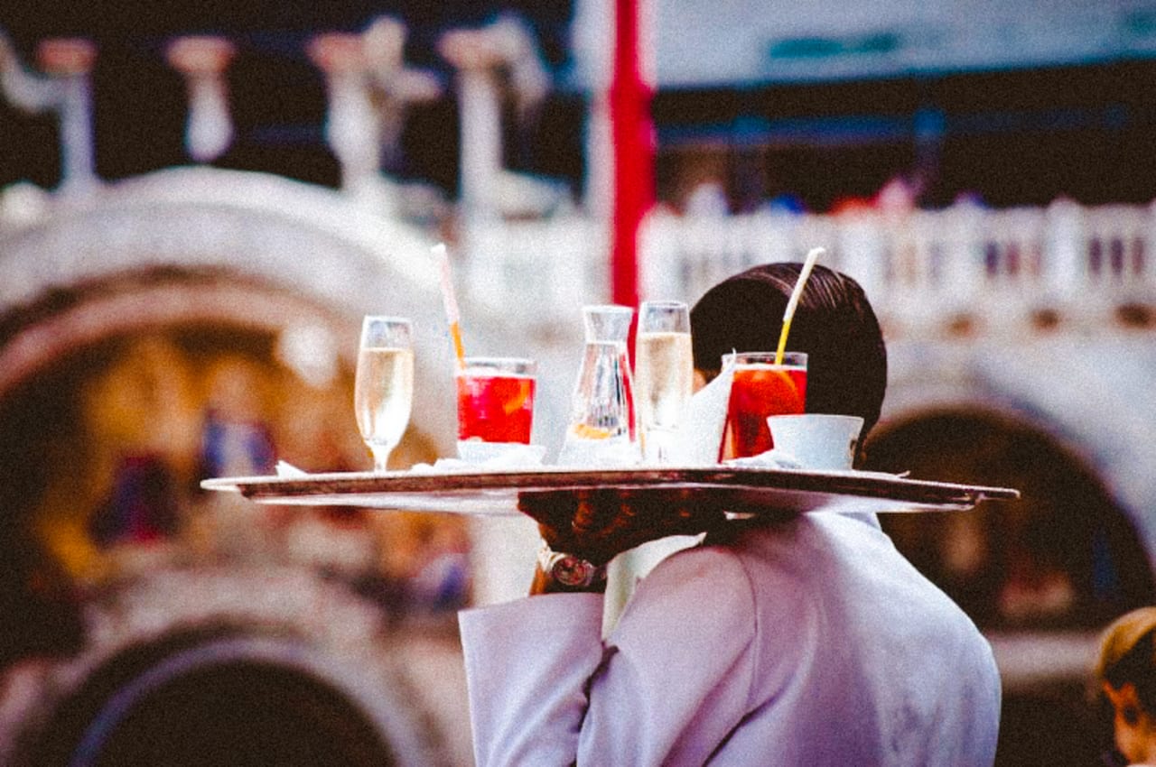 Banquet Server Job Description- What to Include - Qwick