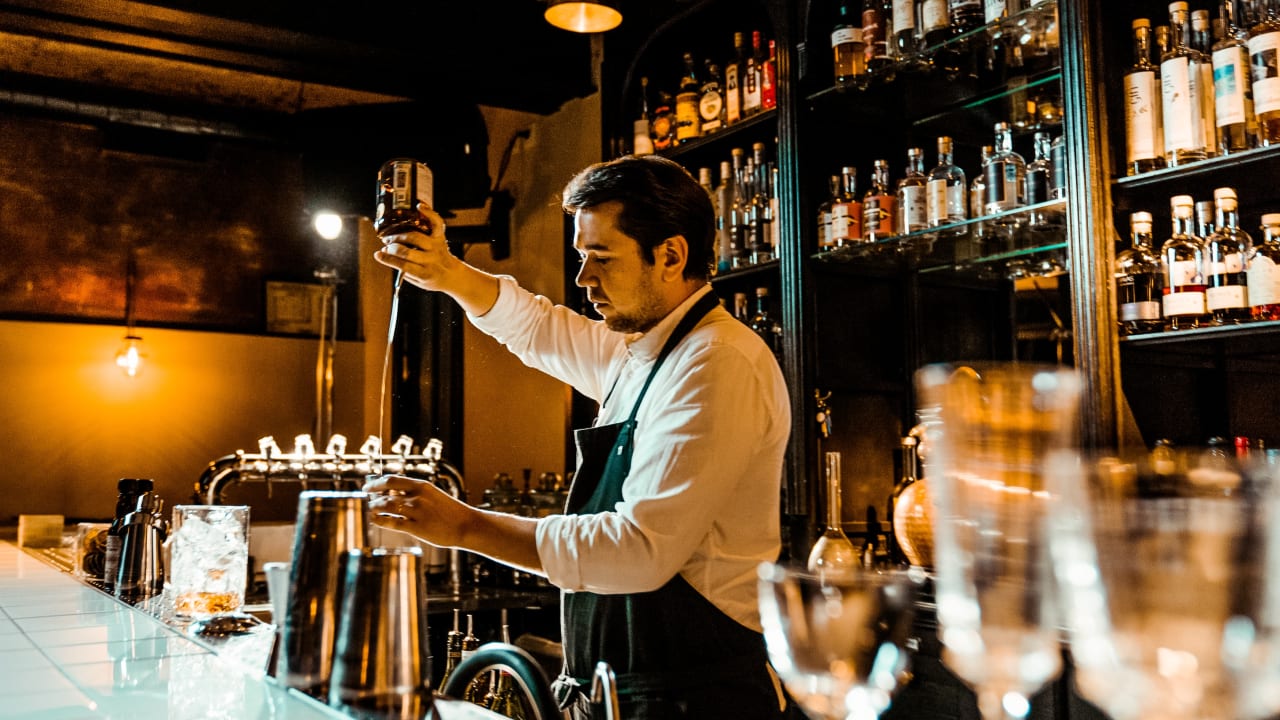 Gigpro event bartender making cocktails