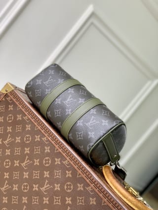 Keepall Bandoulière 35 Monogram Eclipse Canvas Briefcasee 4
