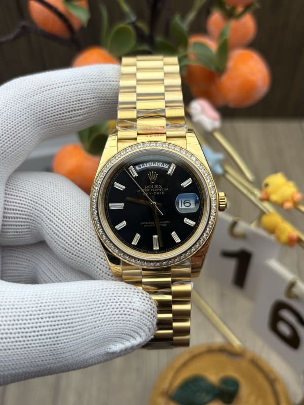 Rolex Day-Date 40 18 ct Yellow Gold Diamond-Set Black Dial