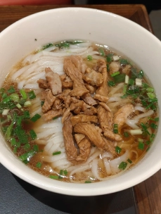 Rice noodles with braised toppings