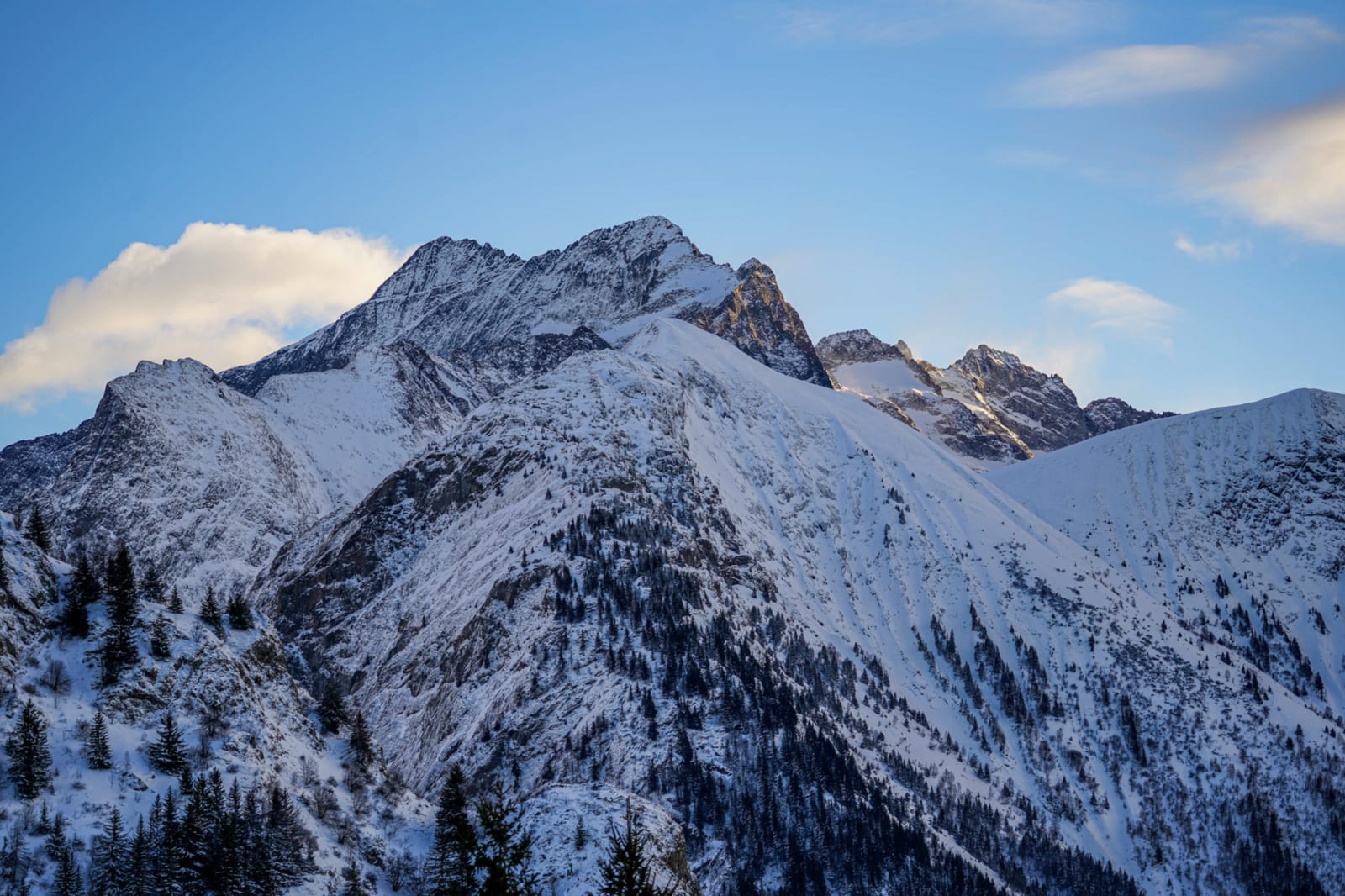 Stunning winter view of snow-covered mountains in Les Deux Alpes, France.