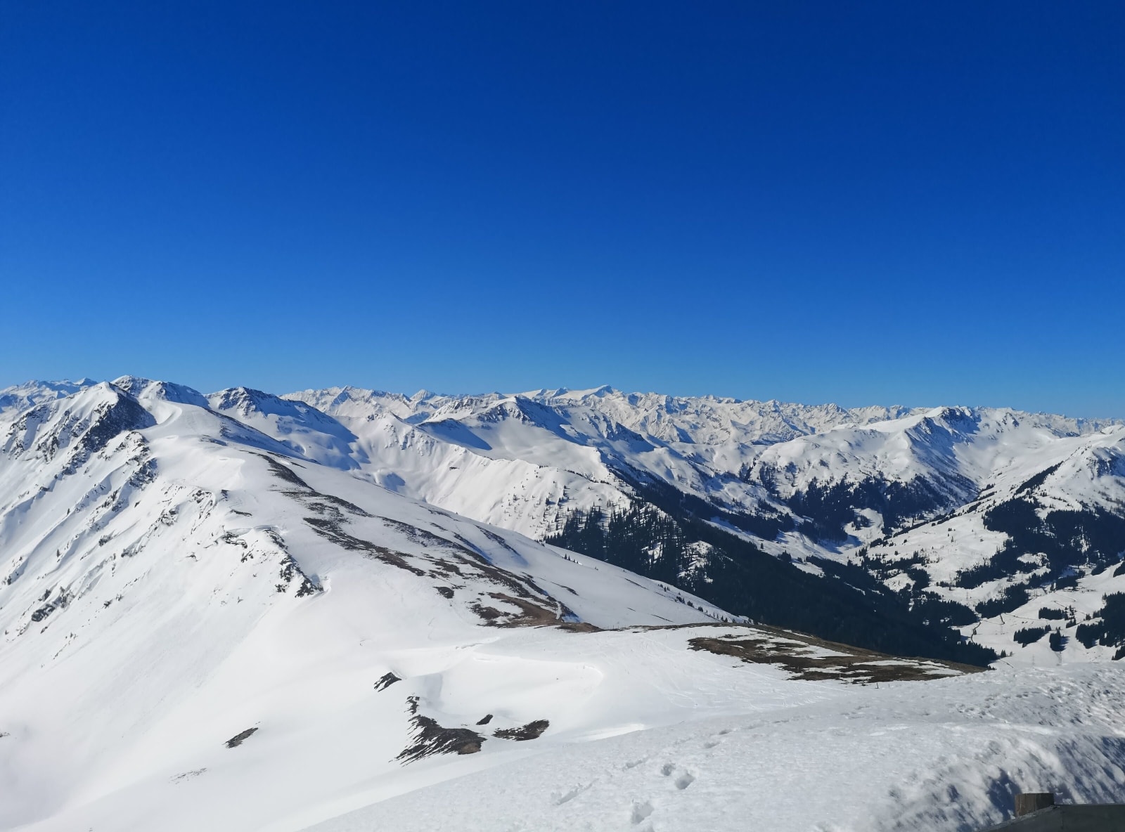Snow-covered mountains under a blue sky in Saalbach