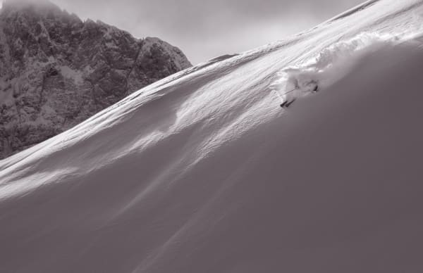 Illustrative photo: Federico Tomasoni / Pexels A skier gliding through fresh powder on a mountain slope, showcasing winter sports in Colere, Italy.