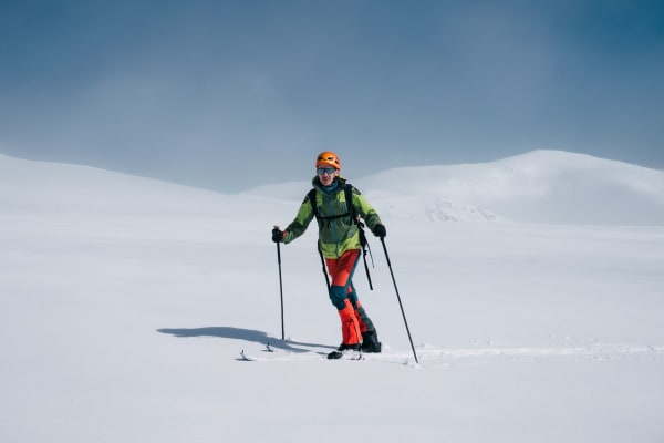 Illustrative photo: Jordi Costa Tomé / Pexels A skier dressed in bright gear on a snowy mountain, showcasing winter adventure.