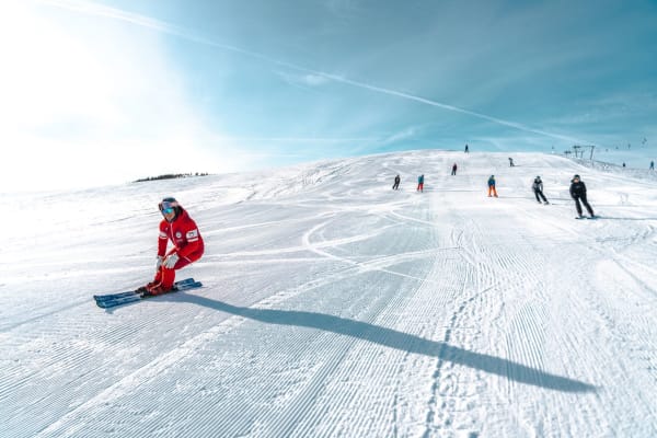 Illustrative photo: Federico Tomasoni / Pexels Skiers enjoy a bright winter day on the snowy slopes of Lombardia, Italy.