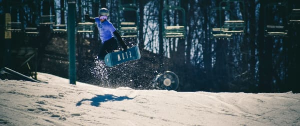 Illustrative photo: Chris F / Pexels Snowboarder performing a jump on a snowy slope in winter.