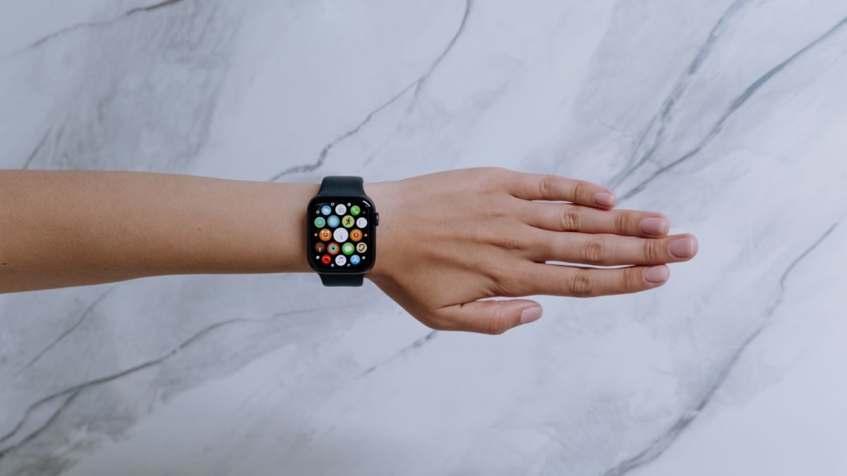India's Wearables Market Shifts Gears: Premium Smartwatches and AI Earwear Drive Value Amidst Volume Decline