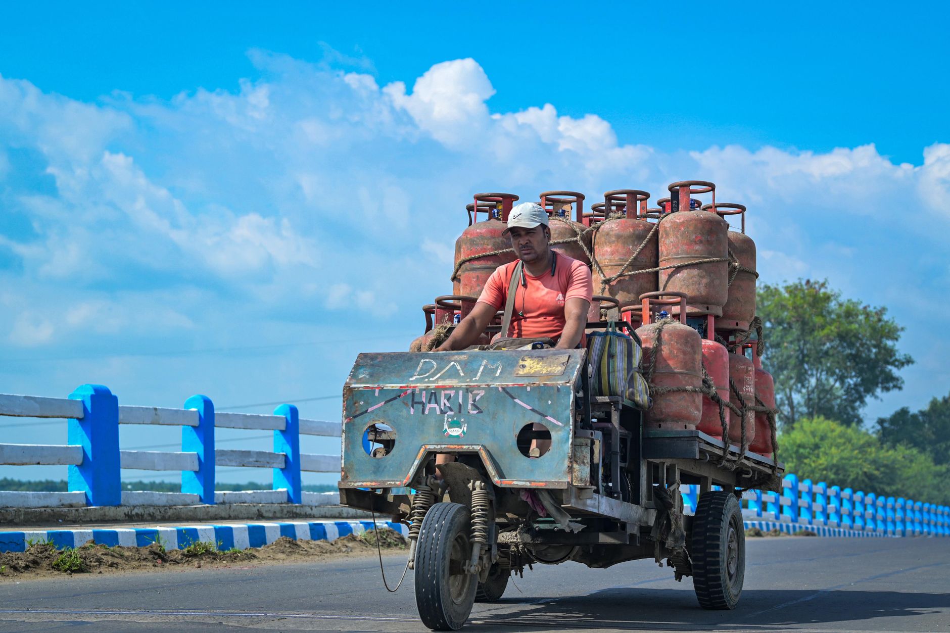Middle East Conflict Spillover: Mahanagar Gas Hikes CNG by ₹2/kg and PNG by ₹1/SCM Across Mumbai; Rising Spot RLNG Costs Hit Commuters and Kitchens