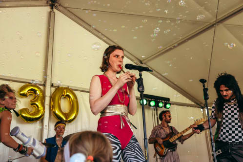 Radio Spandex - Tuinfestival: 30 & Thriving - 20 jun 2025 - Kortemark - foto 6 van 12