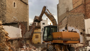 Enderroquen un dels edificis adjacents a l'església