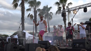 L'Orquestra Maribel fa ballar més d'un miler de persones a la platja de Riells