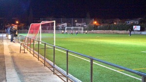 Uns bancs i un nou magatzem pel camp de futbol