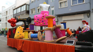 Un miler de participants a la rua de Carnaval