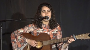El directe íntim i en format acústic de Victòria Vilalta obre el cicle de concerts del Portalblau