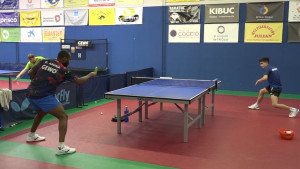 Un dels millors jugadors el planeta de tennis taula aterra a l'Escala