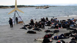 Performance contra el parc eòlic marí de Roses