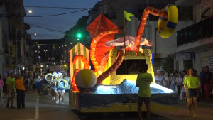 La rua del VI Carnaval d'Estiu aplega 6 colles escalenques i 5 carrosses