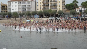 La travessa de natació reuneix un miler de nedadors a l'Escala