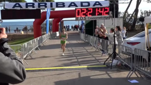 Carles Montllor vola i bat el rècord de la Marató d'Empúries