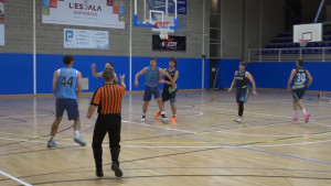 Divuitena victòria del sènior masculí de bàsquet i vuitena derrota del CER