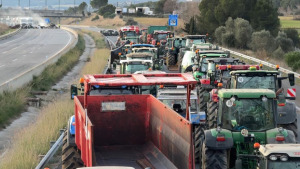Els pagesos mantenen el tall a l'AP-7 a l'espera de la reunió amb el president Illa
