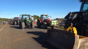 Els pagesos aixequen el tall a l'AP-7, després de la reunió amb Salvador Illa