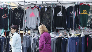 Els comerciants demanen més control sobre la roba falsificada