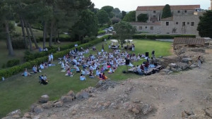 El festival  de ioga Emporiom reuneix 170 persones a Empúries