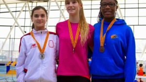 L'atleta Aitana Radsma participa en una concentració a Múrcia
