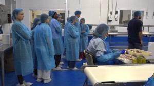 L'Escala acull 'Cuina d'aquí' amb joves aspirants a cuiners coneguent el peix