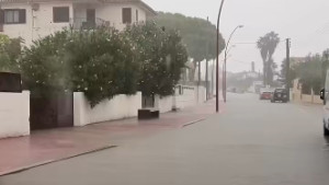 L'aiguat inunda part de l'escola Empúries i alguns carrers del poble