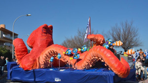 Buscant la Dory, en l’apartat de carrosses, i Els Escorpins, en comparses, són els guanyadors de la rua de carnaval d’enguany.