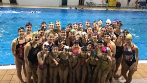 La natació artística omple la piscina de l'Escala